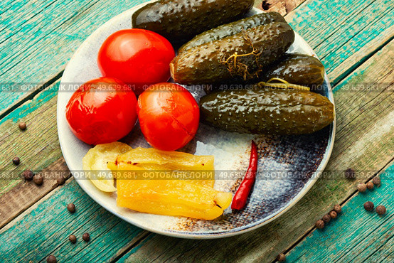 Homemade pickled cucumbers and tomatoes, homemade pickles.. Pickles, pickled vegetables. Стоковое фото, агентство Ingram Publishing / Фотобанк Лори