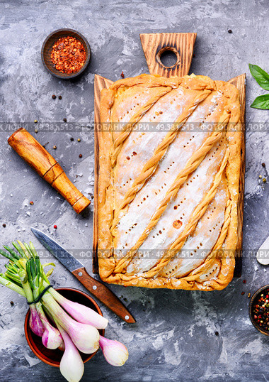 Homemade pie with egg, spinach and onion stuffing. Pie with green and eggs. Стоковое фото, агентство Ingram Publishing / Фотобанк Лори
