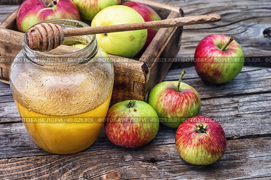 Honey Spas. Still life from the harvest of ripe apples and honey to the Church celebration of the apple feast day.Photo tinted. Стоковое фото, агентство Ingram Publishing / Фотобанк Лори