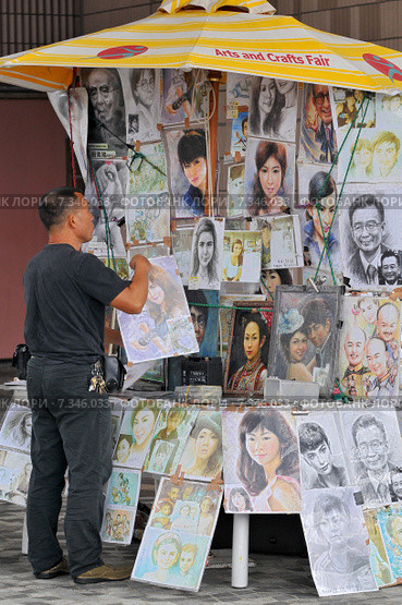 Hongkong, Chinese Art, Portraits - ChinaChina, Hong Kong, art portraits salesman. Редакционное фото, агентство BE&W Photo / Фотобанк Лори