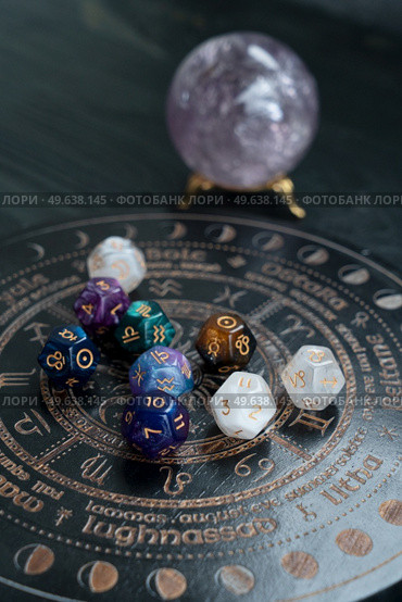 Horoscope zodiac circle with divination dice. Fortune telling and astrology predictions charts concept, magic rituals and exoteric experience. Zodiac horoscope with divination dice. Стоковое фото, агентство Ingram Publishing / Фотобанк Лори