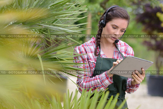 horticulture business female worker entertaining client. Стоковое фото, агентство Ingram Publishing / Фотобанк Лори