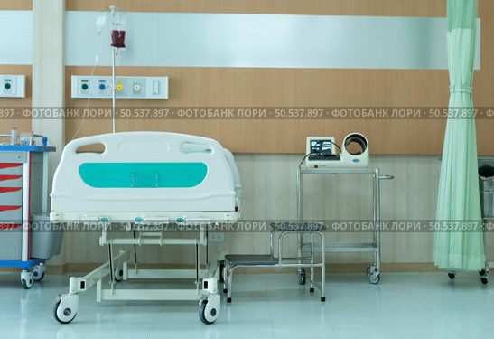Hospital bed in emergency room with equipment ready for emergencies. Стоковое фото, агентство Ingram Publishing / Фотобанк Лори