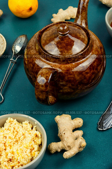 Hot lemon-ginger infusion or tea with honey. Hot healthy autumn drink.. Herbal tea with spices and ginger. Стоковое фото, агентство Ingram Publishing / Фотобанк Лори