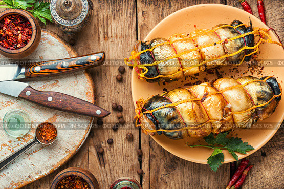 Hot smoked mackerel roll.Delicious smoked fish on wooden table. Appetizing smoked mackerel. Стоковое фото, агентство Ingram Publishing / Фотобанк Лори