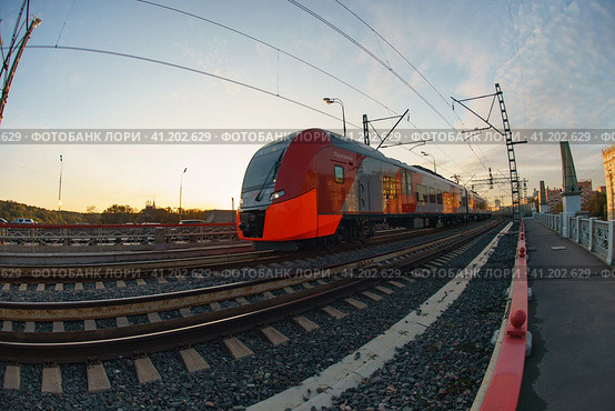 Hotography of the train of Moscow Central Circle or MCC. Fashionable and comfortable Lastochka commuter train in the motion. Fish Eye lens. (2019 год). Редакционное фото, фотограф YuryKara / Фотобанк Лори