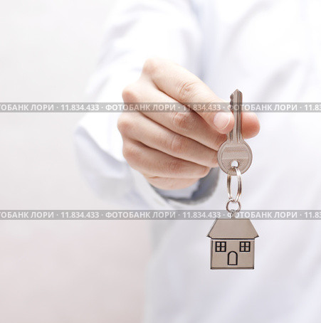 House key in hand. Стоковое фото, фотограф Jakub Krechowicz / Smarterpix / Фотобанк Лори