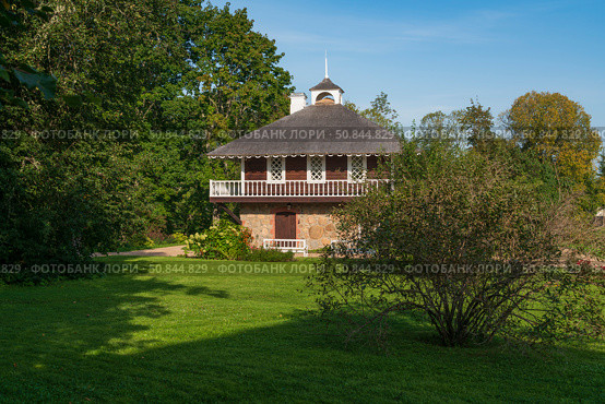 House-Museum of A. P. Hannibal in the Petrovskoye estate of the natural landscape Reserve of A. S. Pushkin on a sunny summer day, Pushkinskiye Gory, Pskov region, Russia. Стоковое фото, фотограф Ula Ulachka / Фотобанк Лори