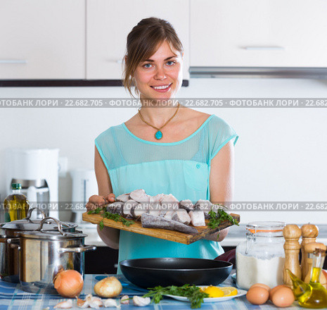 housewife frying saltwater fish. Стоковое фото, фотограф Яков Филимонов / Фотобанк Лори