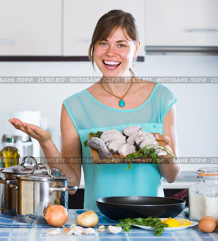 housewife frying saltwater fish. Стоковое фото, фотограф Яков Филимонов / Фотобанк Лори
