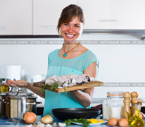 housewife frying saltwater fish. Стоковое фото, фотограф Яков Филимонов / Фотобанк Лори