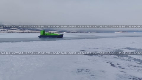 Hovercraft is rapidly rushing through the snowy ice field of the winter lake baikal. safe khivus hovercraft. cold cloudy natural landscape, endless expanses to the horizon. slow motion. Стоковое видео, видеограф ЛУНИНА ВЕРОНИКА / Фотобанк Лори