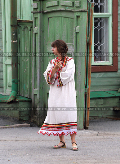 Хозяюшка у купеческого дома. Тюмень (2016 год). Редакционное фото, фотограф Анатолий Матвейчук / Фотобанк Лори