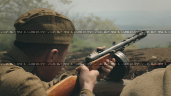 Храбрые солдаты с винтовками в землянке в лесу. Стоковое видео, видеограф Denis Mishchenko / Фотобанк Лори