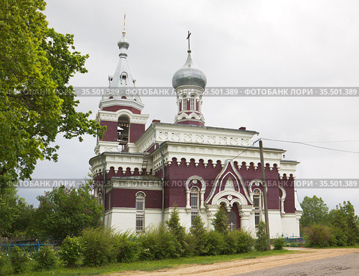 Храм Косьмы и Дамиана в посёлке Локно в Псковской области (2015 год). Стоковое фото, фотограф Солодовникова Елена / Фотобанк Лори