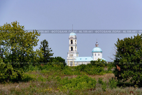 Храм на дальнем плане. Село Николо-Березовка, Никольская церковь, Башкортостан. Россия. Nikolo-Berezovka, St. Nicholas Church, Bashkortostan (2010 год). Стоковое фото, фотограф Смирнова Светлана / Фотобанк Лори