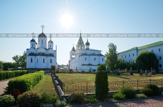 Храм Покрова Пресвятой Богородицы и собор Спаса Преображения в Спасо-Преображенском мужском монастыре. Город Муром, Владимирская область, Россия (2018 год). Стоковое фото, фотограф Елена Коромыслова / Фотобанк Лори