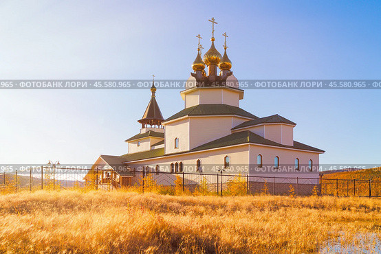 Храм преподобного Серафима Саровского в городе Билибино. Чукотка, Россия. Русская православная церковь в Сибири и на Дальнем Востоке России. Осенний сезон. Стоковое фото, фотограф Андрей Степанов / Фотобанк Лори