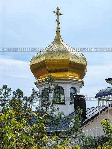 Храм святителя Луки (Войно-Ясенецкого) — крупнейшая православная святыня посёлка Новый Свет (2024 год). Стоковое фото, фотограф Владимир Моторин / Фотобанк Лори