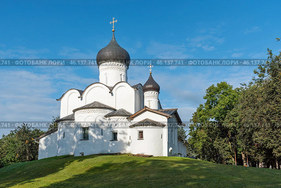 Храм святителя Василия Великого на горке. Псков (2019 год). Стоковое фото, фотограф Александр Щепин / Фотобанк Лори