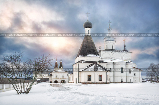 Храмы Ферапонтова монастыря и солнце complex of temples in the Ferapontov Belozersky monastery (2020 год). Стоковое фото, фотограф Baturina Yuliya / Фотобанк Лори