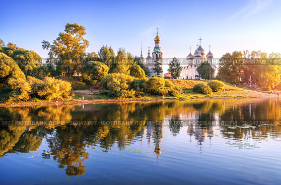 Храмы Кремля и отражение в реке в Вологде (2021 год). Стоковое фото, фотограф Baturina Yuliya / Фотобанк Лори