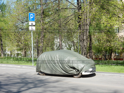 Хранение автомобиля на улице в чехле на дороге. Байкальская улица. Район Гольяново. Город Москва (2020 год). Стоковое фото, фотограф lana1501 / Фотобанк Лори