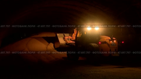 хранение зерна в ангаре транспортировка и погрузка зерна. Стоковое видео, видеограф Алексей Сергеев / Фотобанк Лори