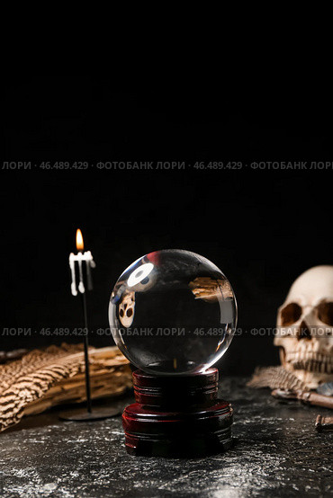 Хрустальный шар и магические атрибуты гадалки на столе. Стоковое фото, фотограф Pixel_shot / Фотобанк Лори