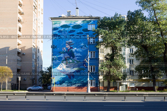 Художественное граффити "Неспешное путешествие" на стене дома в Москве (2014 год). Редакционное фото, фотограф Солодовникова Елена / Фотобанк Лори