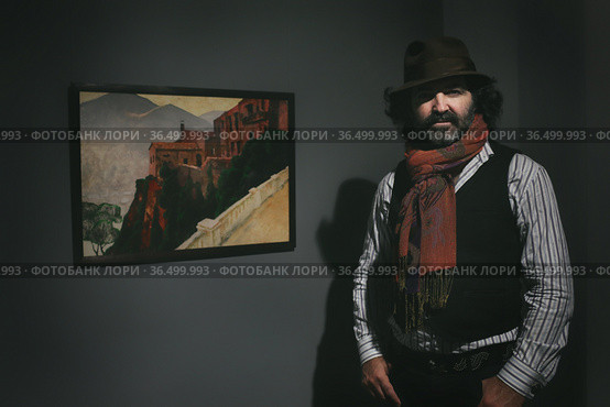 Художник Алексей Стиль у картины отца "Санта-Мария Колумба" в преддверии открытия выставки "СТИЛЬ" в Балашихинской картинной галереи (2021 год). Редакционное фото, фотограф Дмитрий Неумоин / Фотобанк Лори