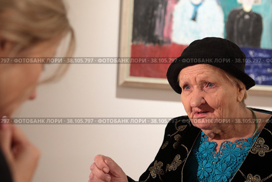 Художник Катя Медведева на открытии выставки "Вселенная Кати Медведевой" в Москве (2022 год). Редакционное фото, фотограф Дмитрий Неумоин / Фотобанк Лори