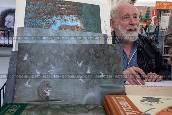 Художник-мультипликатор, режиссер Юрий Норштейн подписывает книги читателям на книжном фестивале "Красной площади" в центре города Москвы, Россия (2023 год). Редакционное фото, фотограф Николай Винокуров / Фотобанк Лори