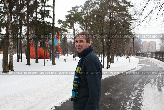 Художник Владимир Полтавский внутри Перевернутого дома у своих картин в Железнодорожном. Редакционное фото, фотограф Дмитрий Неумоин / Фотобанк Лори