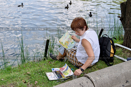 Художница на берегу пруда в Парке Горького (2013 год). Редакционное фото, фотограф Илюхина Наталья / Фотобанк Лори