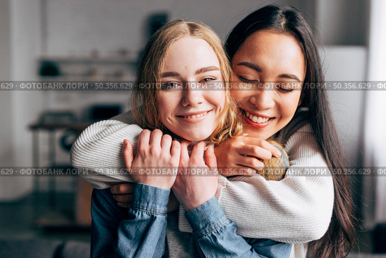 hugs cheerful girlfriends. Стоковое фото, агентство Ingram Publishing / Фотобанк Лори
