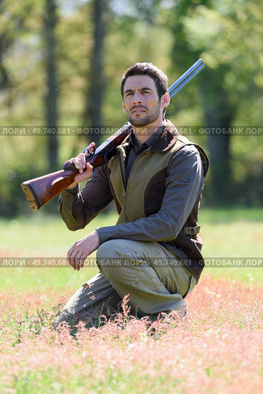 hunter kneeling before aiming. Стоковое фото, агентство Ingram Publishing / Фотобанк Лори