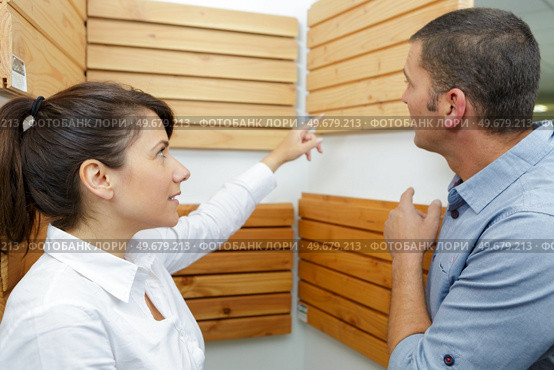 husband and wife choosing kitchen furniture. Стоковое фото, агентство Ingram Publishing / Фотобанк Лори