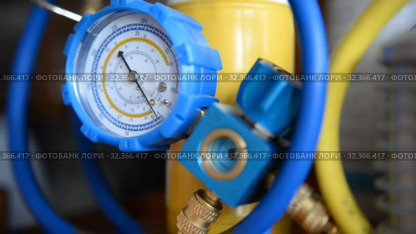 HVAC Repair Close-Up Vacuum pump, pressure gauge, manifold for Repair and Installation of refrigerators, air conditioners, ventilation, heating. Стоковое видео, видеограф Mikhail Erguine / Фотобанк Лори