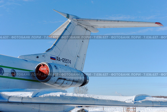 Хвостовая часть самолета Ту-134Б-3 с красными заглушками в двигателе (2015 год). Редакционное фото, фотограф Nikolay Pestov / Фотобанк Лори