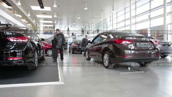 Hyundai Elantra в автосалоне Рольф-Лахта, Санкт-Петербург (2015 год). Редакционное видео, видеограф Кекяляйнен Андрей / Фотобанк Лори