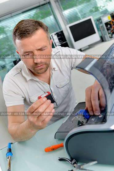 I need to change the ink in my printer. Стоковое фото, агентство Ingram Publishing / Фотобанк Лори