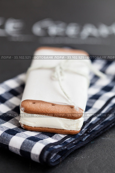 Ice cream biscuit. Стоковое фото, фотограф Elina Manninen / Smarterpix / Фотобанк Лори
