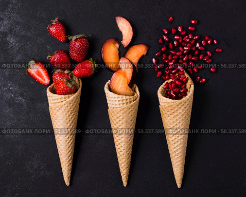 ice cream cones with fruits. Стоковое фото, агентство Ingram Publishing / Фотобанк Лори