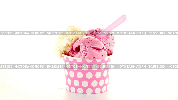 Ice cream scoop in paper cup on white background. Стоковое фото, агентство Ingram Publishing / Фотобанк Лори
