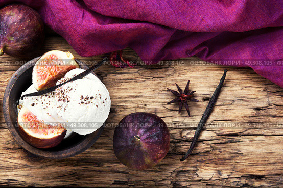 ice cream with figs. appetizing vanilla ice cream sundae with fig fruits. Стоковое фото, агентство Ingram Publishing / Фотобанк Лори