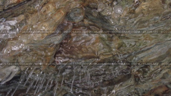 Icicles in cave on Baikal lake. Стоковое видео, видеограф Михаил Коханчиков / Фотобанк Лори