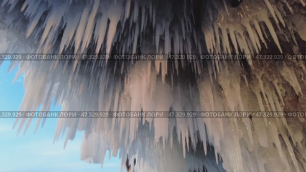 Icicles in cave on Baikal lake. Стоковое видео, видеограф Михаил Коханчиков / Фотобанк Лори