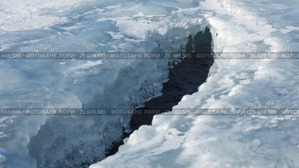 Icicles in polynya on ice of river Katun in winter. Стоковое видео, видеограф Сергей Пристяжнюк (Serg Zastavkin) / Фотобанк Лори