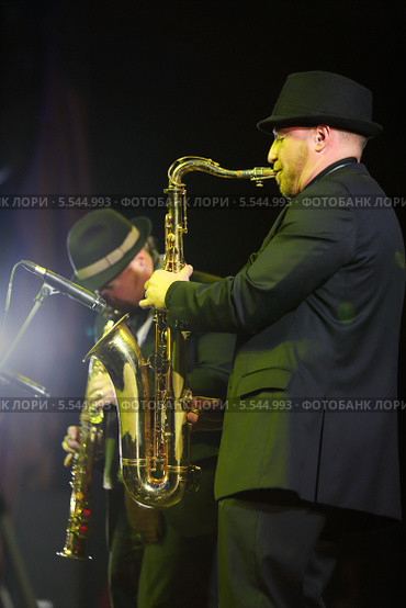 Игорь Бриль играет на саксофоне на концерте в джаз-клубе Brilliant Jazz (2012 год). Редакционное фото, фотограф Losevsky Pavel / Фотобанк Лори